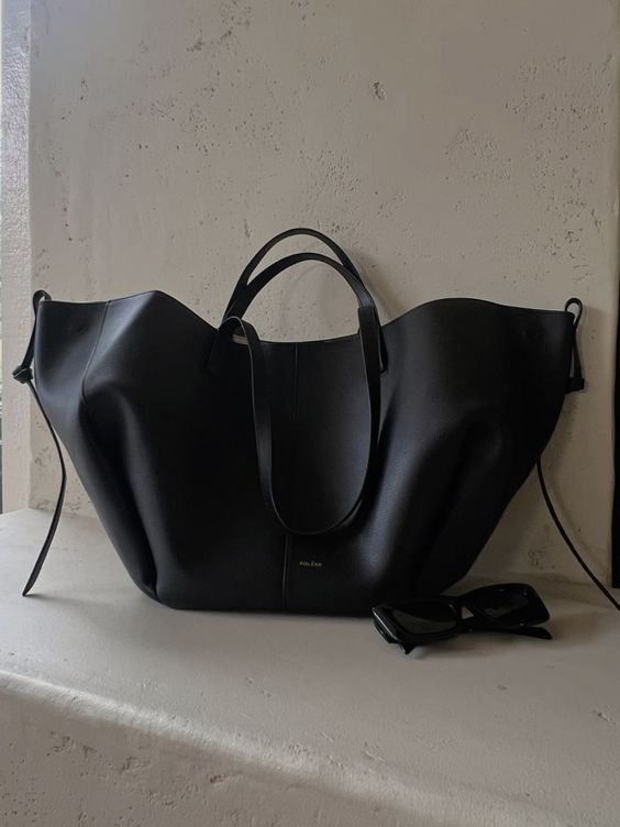 Lisa - Tote Sleek Travel Bag